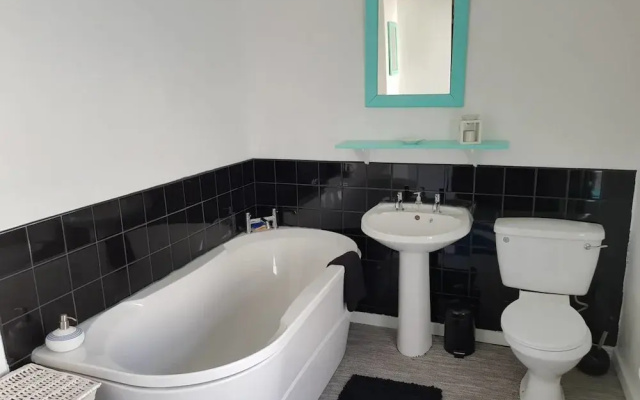 House - Sleeps 4 - Pets Ok - Parking - Garden