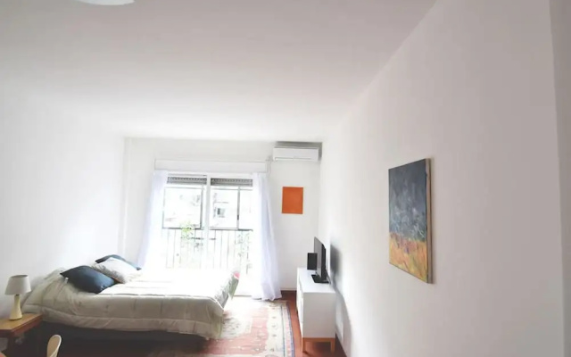 Modern studio with balcony by Sofacama