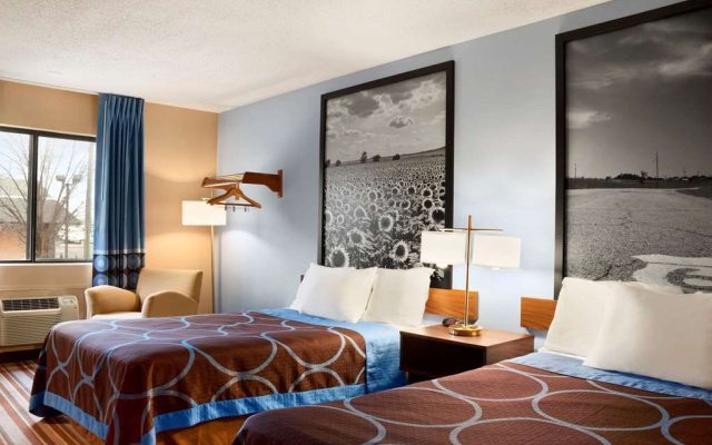Super 8 By Wyndham Pittsburg Ks