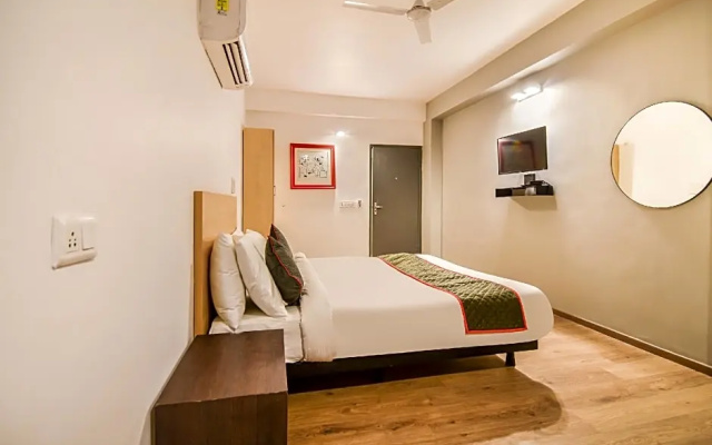 OYO Townhouse 263 Hotel Luxurs Shri Gopal Nagar