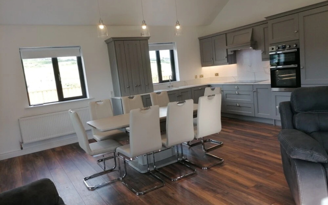 Lovely 3-bed Cabin in Meigh