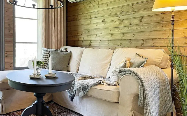 Charming Lakeside Cottage Getaway
