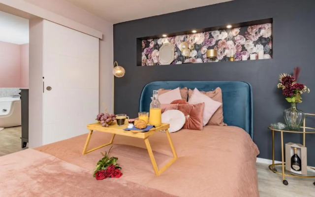 @Romantic Suite & SPA @Jacuzzi @ Parking Gratuit @ (Adults Only)