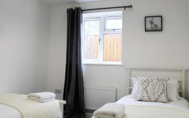 Low Cost, 4 Bed with Parking & Large Garden 08