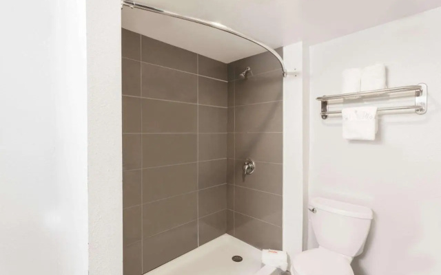 Howard Johnson Express Inn