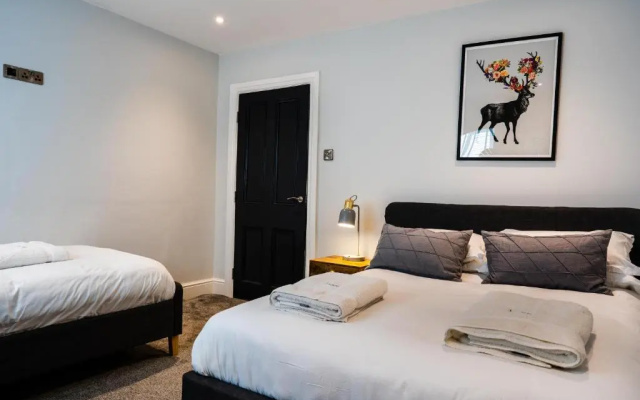 Central, stylish 3 bed apartment with sea views