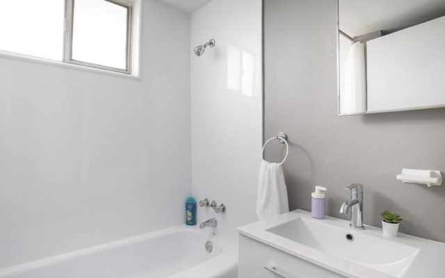 2BR Apartment- Near DT Hamilton With Netflix