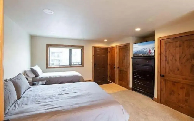 Breakaway West Studio Condo with Pool and Hot Tubs by RedAwning