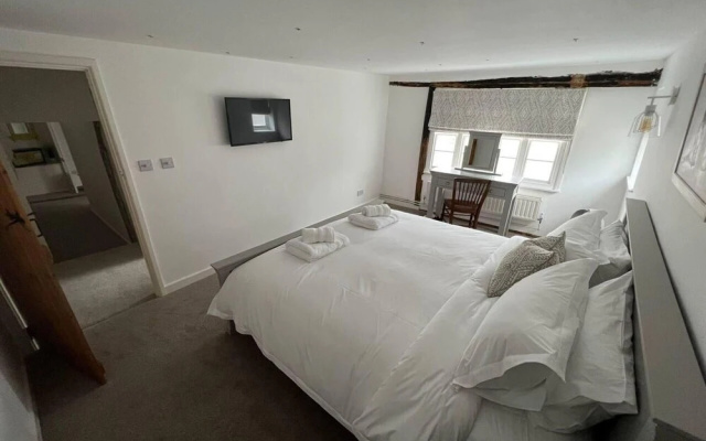 2 Bed Grade 2 - Dates Back to 1500's