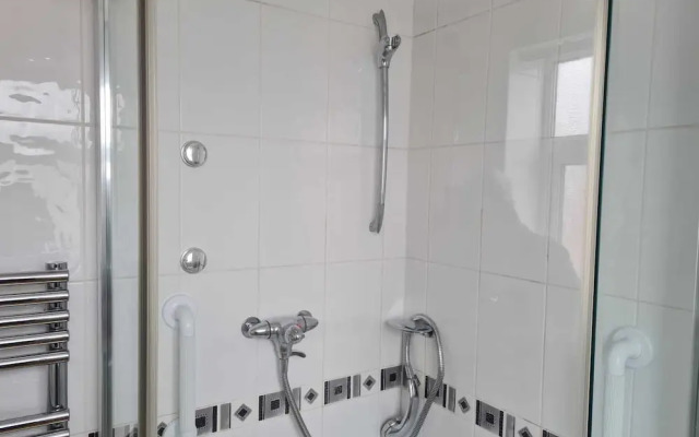 Immaculate 3-bed House With Free Parking in Bolton