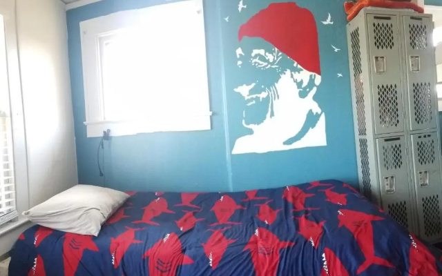 Bon Paul & Sharky's Youth Hostel