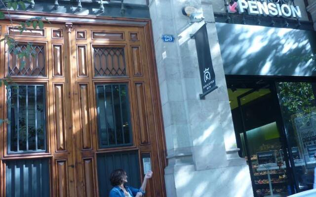 Отель Pension Portbou Барселона вид на фасад