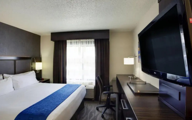 Holiday Inn Express Hotel & Suites Meadowlands Area