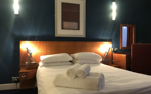 Superb Spacious Central Studio Apartment (High Ceiling)