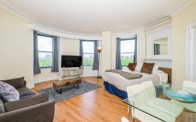 Gorgeous 1BR + View | Theatre District | Evonify