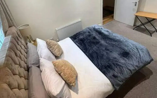 3-bed Central Apartment - Sleeps 8 & Free Parking