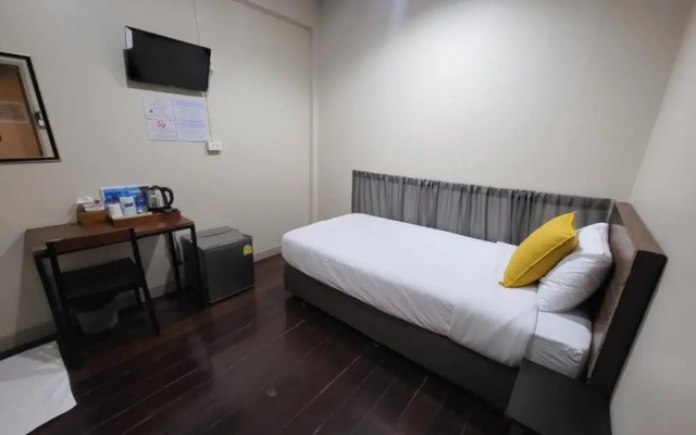 Achcha hotel - itsaraphap MRT station - Wat Arun