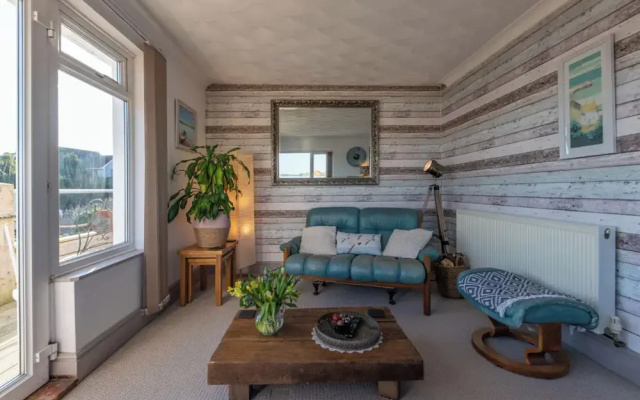 1 Bed Flat - Sleeps 2 - Pets - Balcony - Parking