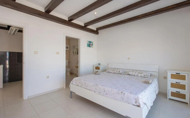 Beautiful apartment in Jablanac w/ 2 Bedrooms