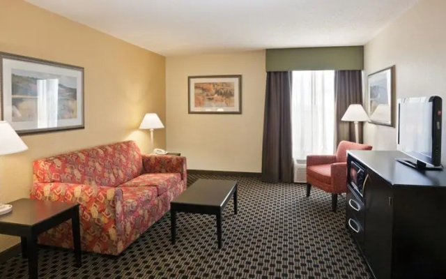 Holiday Inn Express Hotel & Suites Salina-I-70