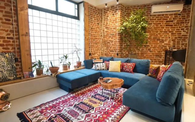 Modern and Specious 3-Bedroom Entire House