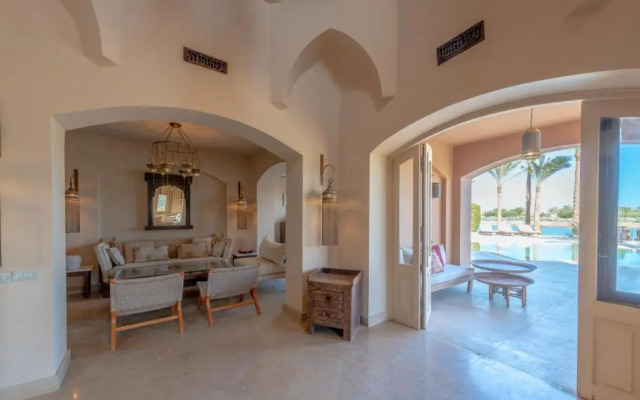 Chic 3BR Villa West Golf with Pool, Lagoon View & Guest House