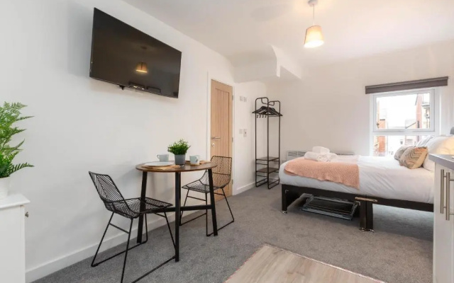 Charles Alexander Short Stay - Charnley House Apartments