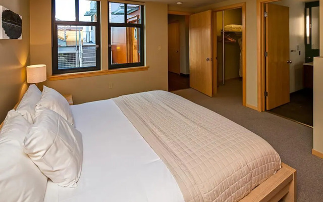 Island Inn at 123 West