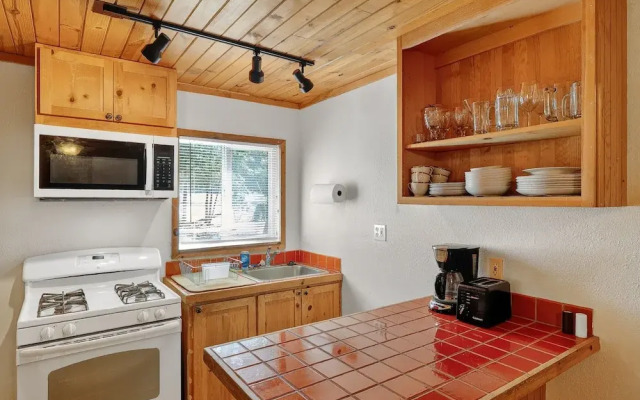 Rouge Cobb Mountain Hotel - Cabin 5