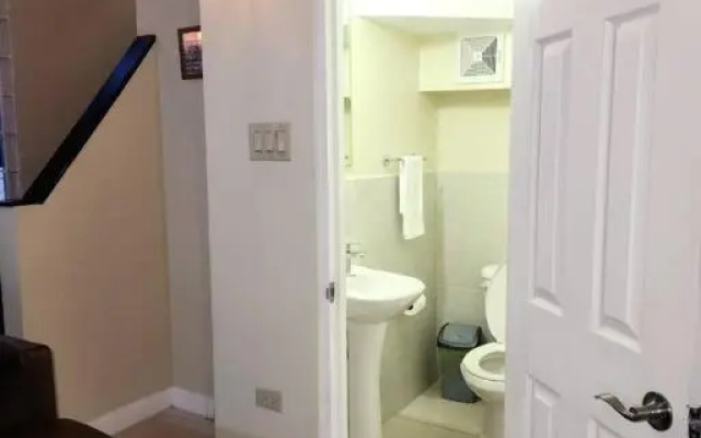 Cozy 2BR Townhome Near Airport-6 Mins Drive
