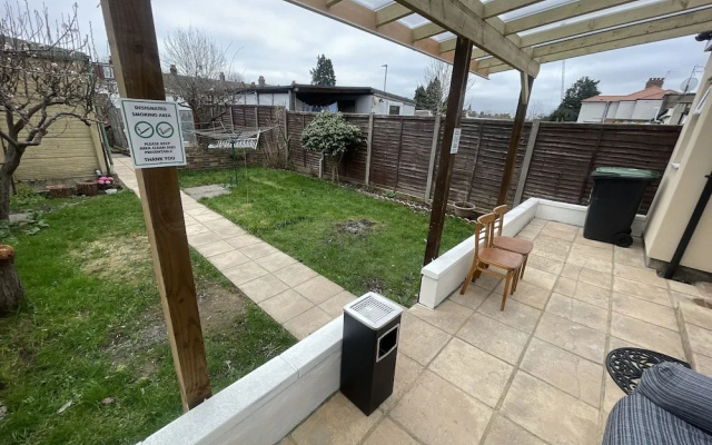 Spacious one Bedroom Apartment With Free Parking
