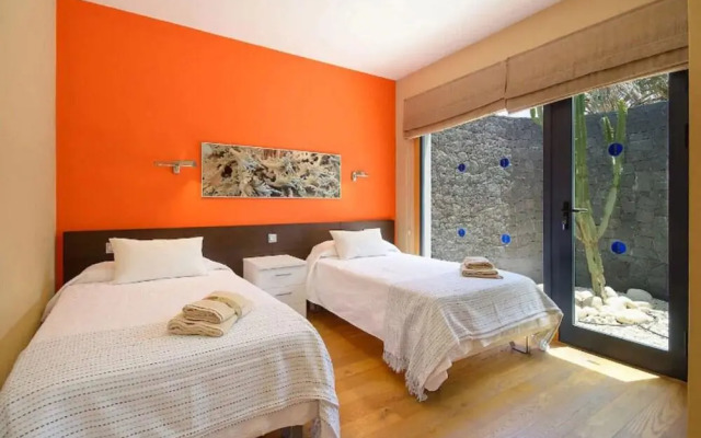 Villa Sleeps 6 With Pool Private & Sauna