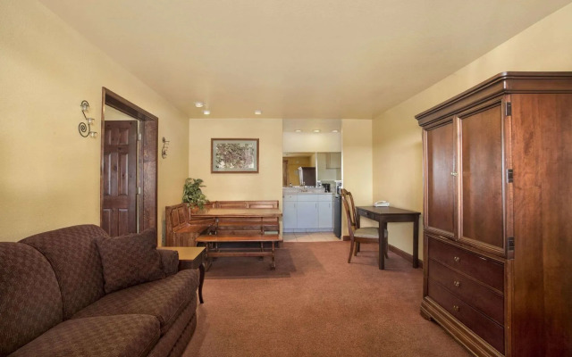 Red Lion Inn & Suites Lemoore