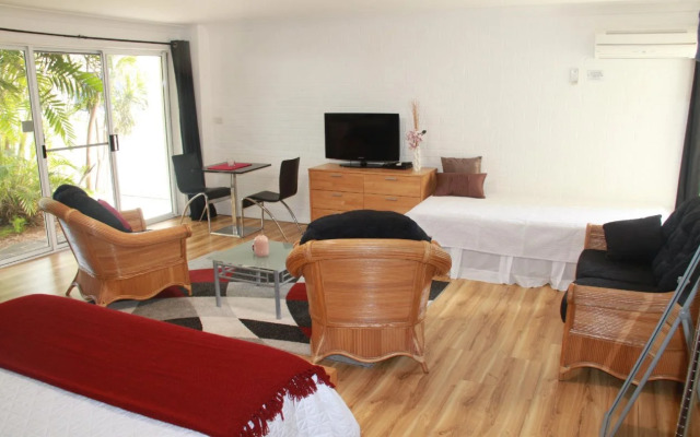 Salamander Beach Accommodation Adults Only