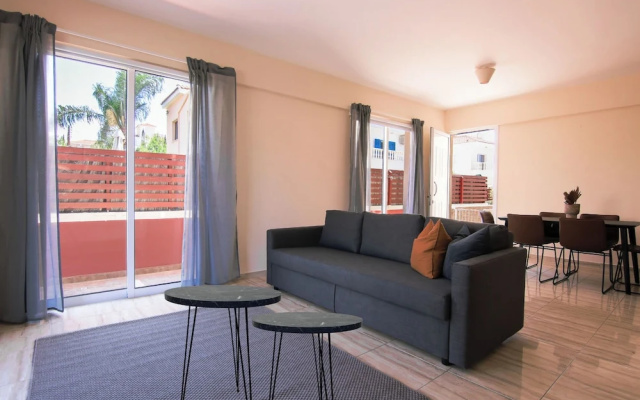 Phaedrus Living: Universal City Flat Alina