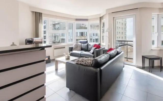 Beautiful Apartment With Lateral sea View