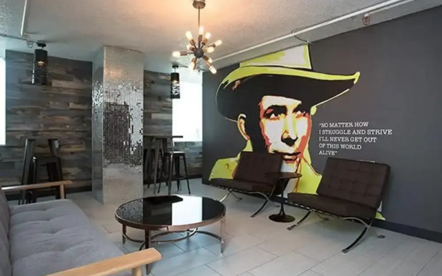 UT Suite + Pool + Gym