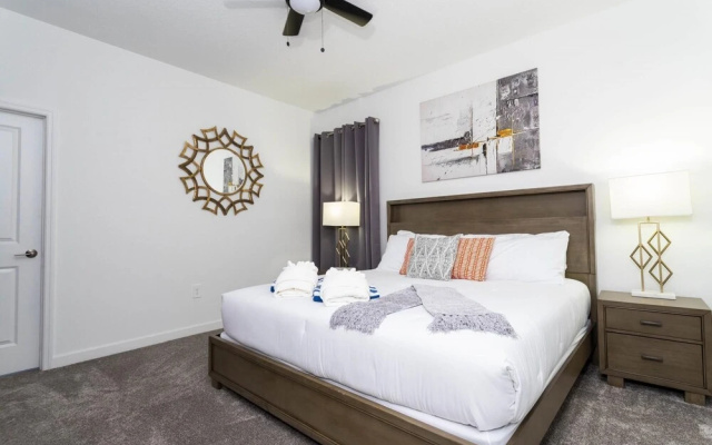 Beautiful spacious house near themed parks