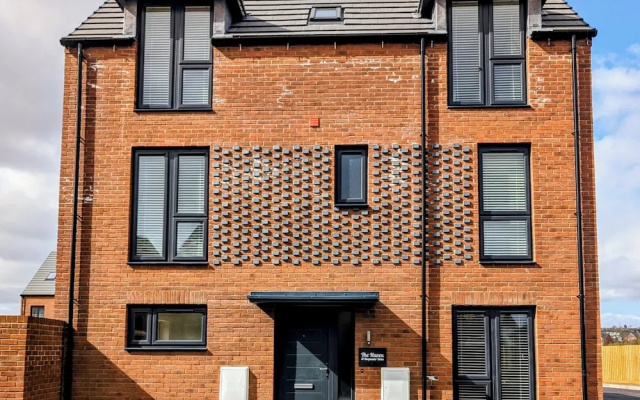 Charming 4-bed House in Newport