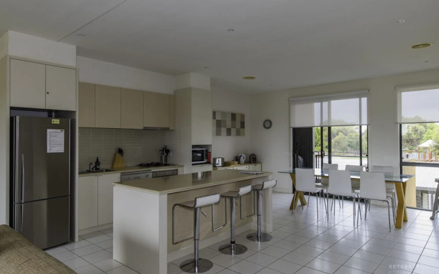 3 Bedroom Condo - Access to Pool Torquay