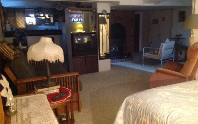 10th Avenue Guest House & Suites