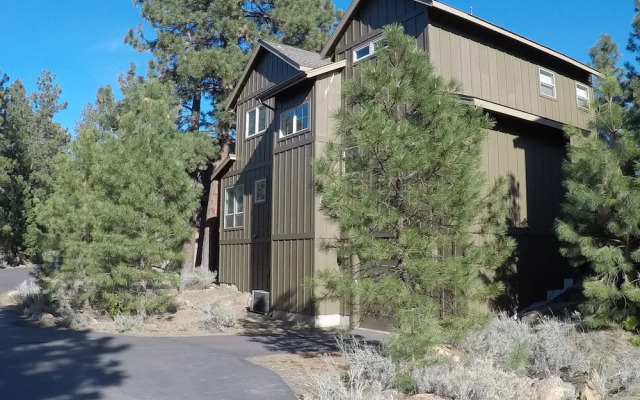 Big Pine Home with Hot Tub Close to Deschutes River Trail by RedAwning
