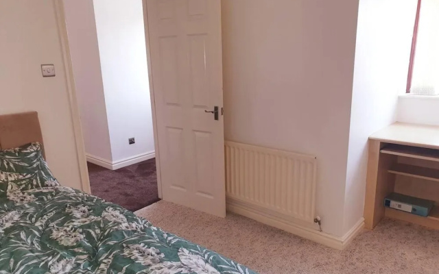 Lovely 4-bed , 3 Bath Villa in Bolton, Manchester