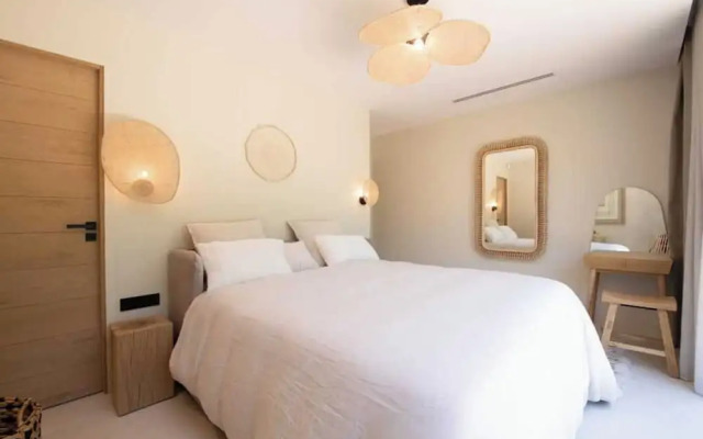 Prestige Villa a/c 12P With Pool & Lounge