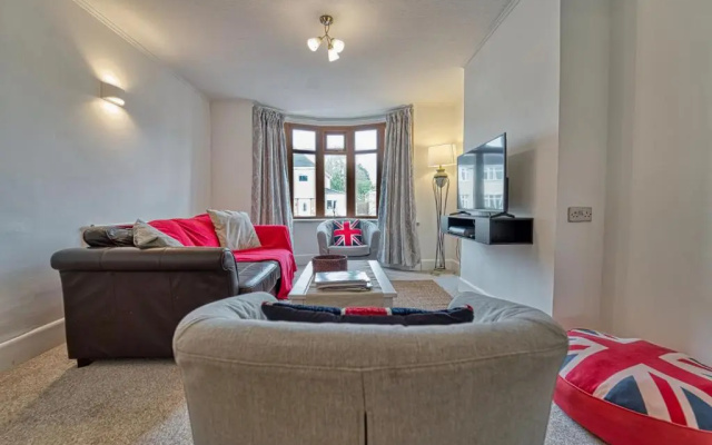 Cosy 3 Bedroom Home with Parking