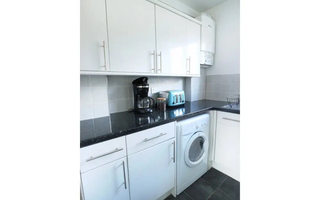 Newly Renovated 1 Bedroom Flat - Sleeps 4