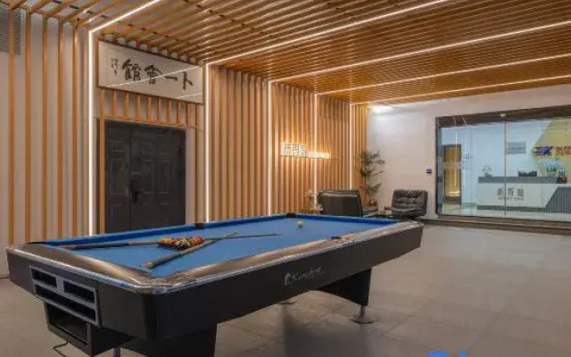 Xinxuting Hotel (Laodong Road Subway Station Xujiang Sky Street)