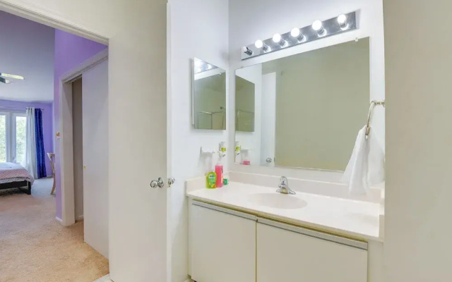 Close to Hospital & Dulles: Herndon Townhome