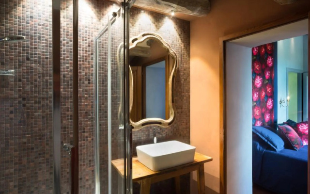 Private villa sleeps 10 with garden and swimming pool-VILLA IL MANDORLO