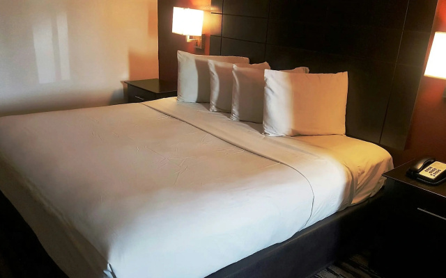 Red Roof Inn & Suites Houston - Humble/IAH Airport